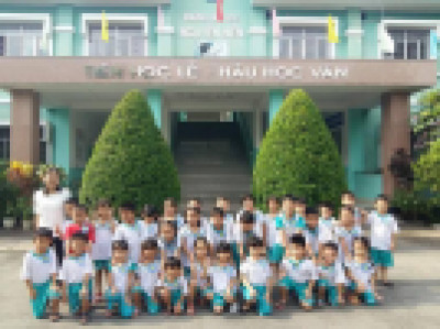 Các bé lớp lá đi tham quan trường tiểu học Nguyễn Hiền