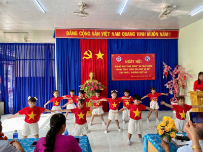 CÁC BÉ TRƯỜNG MẦM NON RẠNG ĐÔNG HÂN HOAN THAM GIA VĂN NGHỆ CHÀO MỪNG NGÀY HỘI " THÔNG NHẤT NON SÔNG"