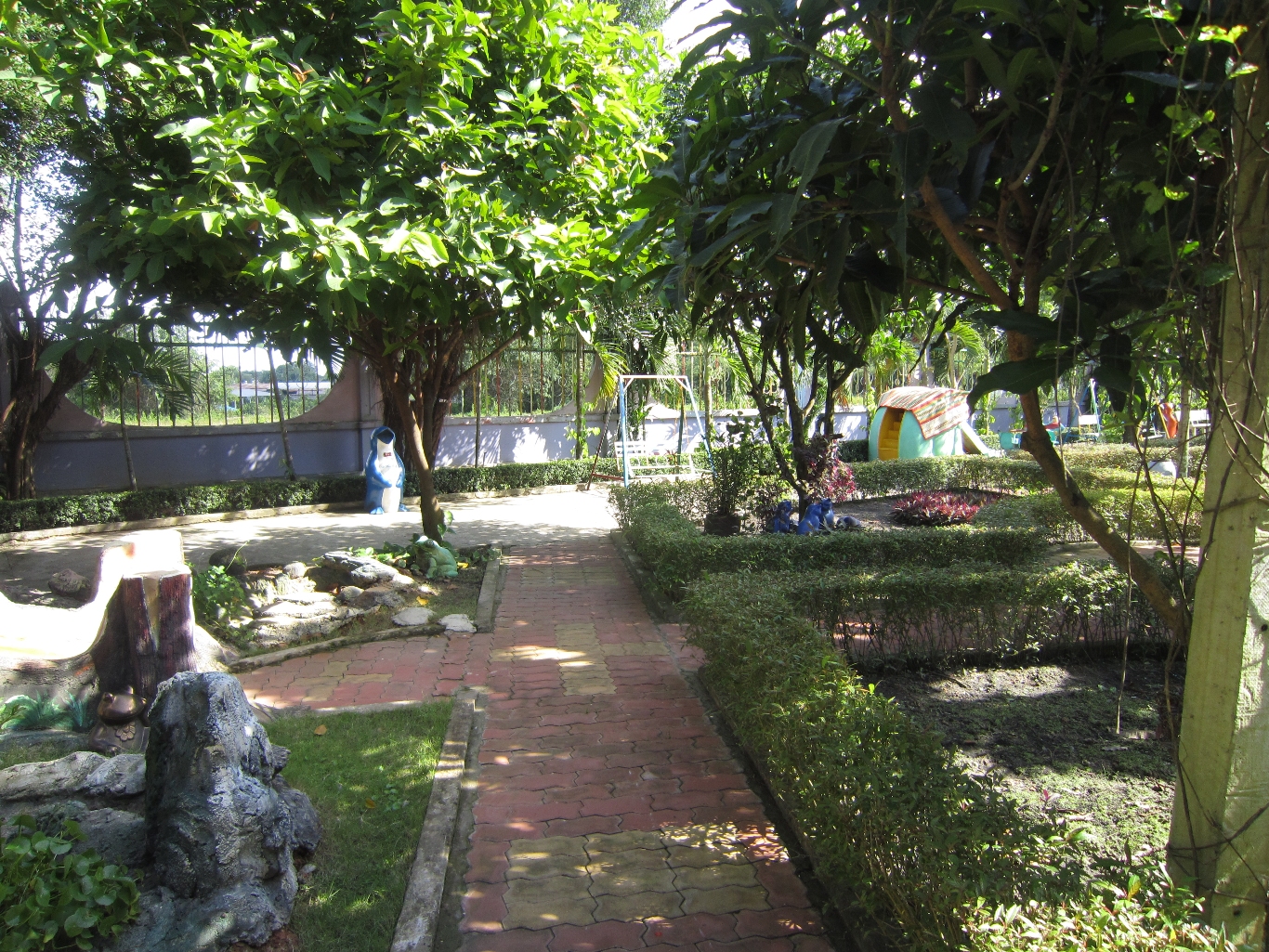 lối đi nhỏ trong vườn trường