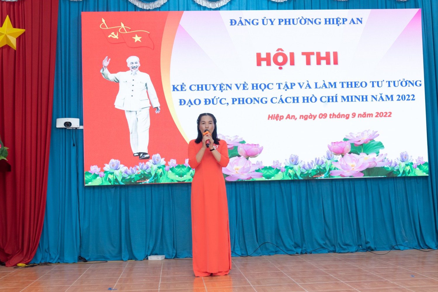 Đ/C Nguyễn Thị Hoa tham gia phần thi kể chuyện 