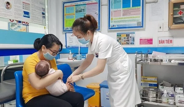 Tiêm phòng vắc xin là biện pháp phòng bệnh an toàn và hữu hiệu nhất phòng bệnh viêm màng não mô cầu Trong ảnh Tiêm phòng cho trẻ em tại Phòng tiêm Safpo CDC Quảng Ninh 600x350