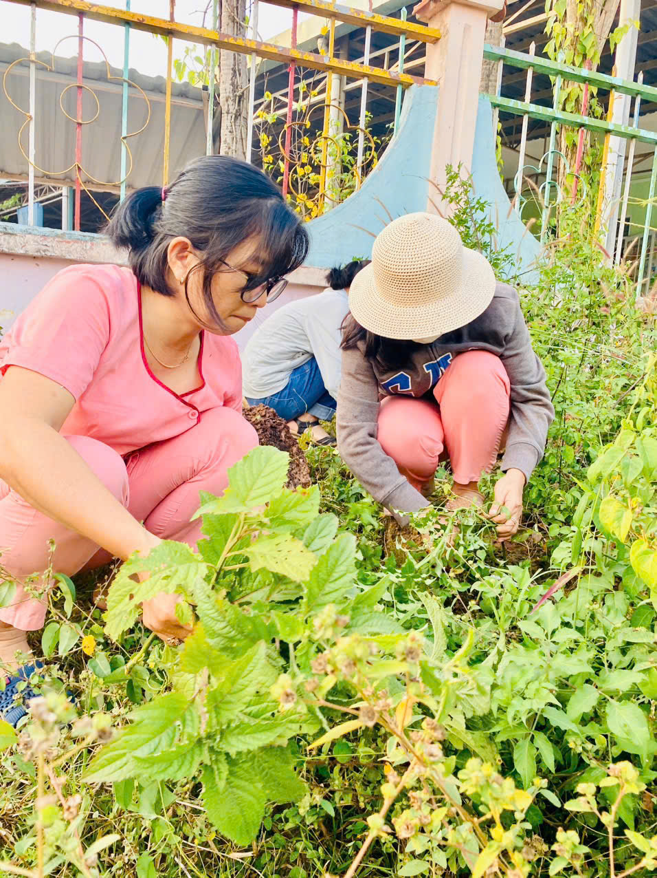 Cha mẹ trẻ phối hợp cùng nhà trường dọn vệ.